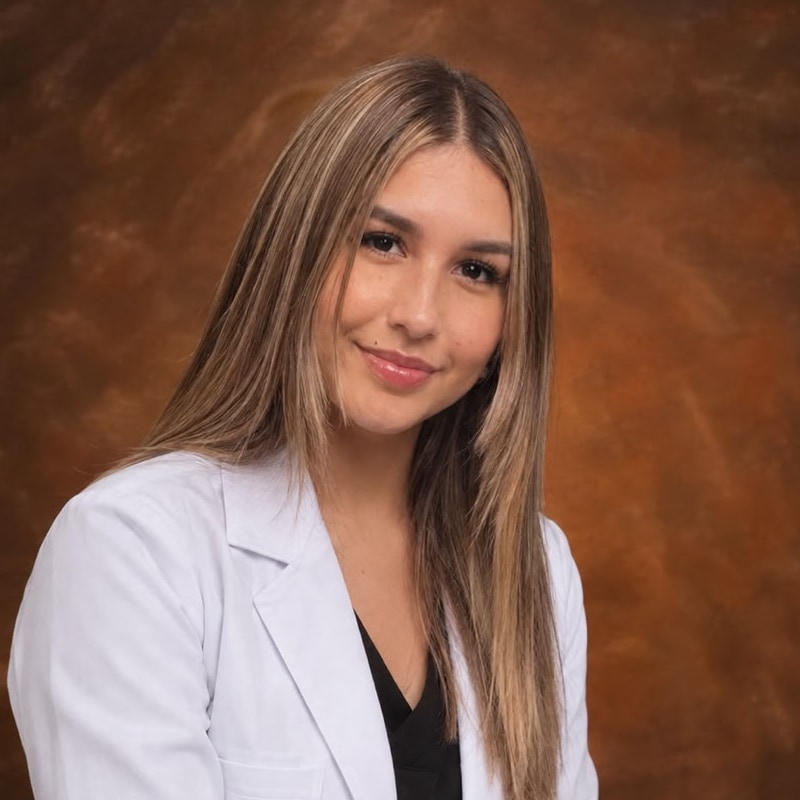 Nayrin Díaz, fundadora de NIDO VITAL, con bata blanca